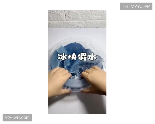 安洗莹训练完直接啃冰块降温，这自律程度看得我手里的奶茶不香了