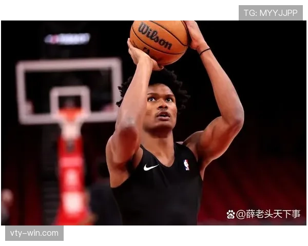 阿门·汤普森无球跑动提升三分效率 拉开球队外线空间 阿门·汤普森无球跑动提升三分效率 拉开球队外线空间